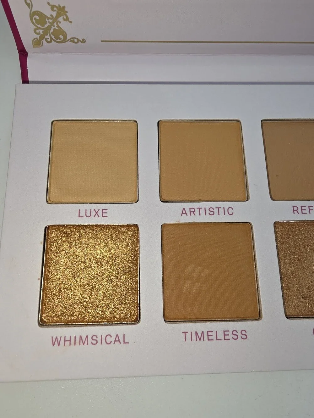 12 eyeshadows,1 highlighter, 1 blush
